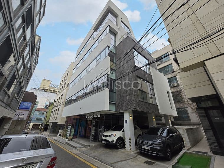 학동역7호선 8번출구 도보 8분 거리에 위치 9