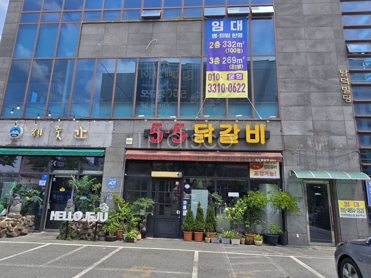  송천동2가 6차선 대로변 스타벅스 옆 상가 2층 전용 100평, 3층 80평 임대, 무상서비스 면적 각각 20평. 1
