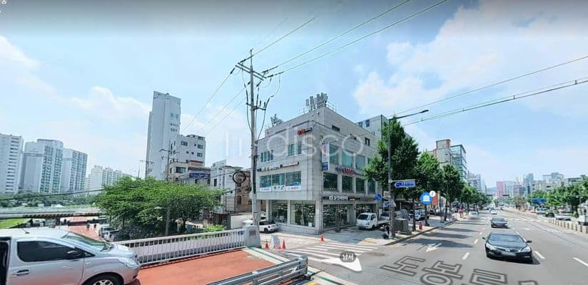 대로변 가시성 뛰어난 위치의 건물입니다.