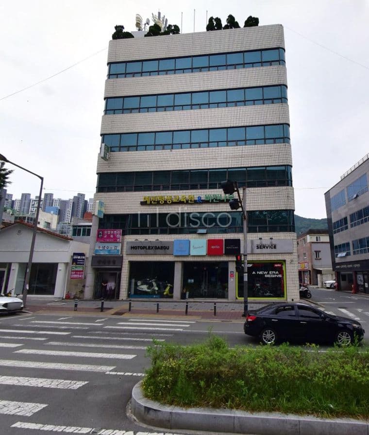 지범로대로변 횡단보도앞 가시성우수 프랜차이즈 카페 주차편리 1