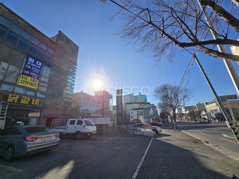 전주 송천동 2가 6차선 대로변 대형상가 2층 3층 임대, 좌측 스타벅스, 우측 대형 음식점, 뒤는 대단지 아파트 4