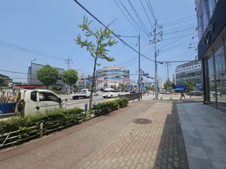 전시장 및 판매대리점 에 적합한 점포 ( 차량 통행 많으며 사거리 인접)  9