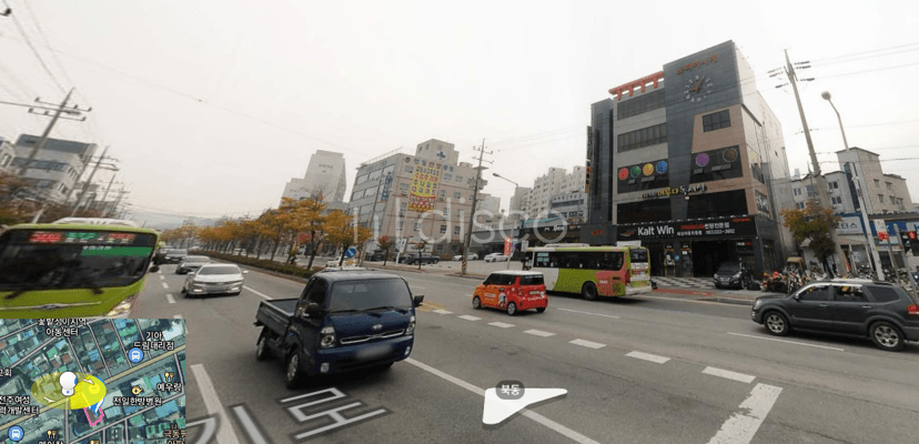왕복6차선 대로변 위치로 접근성이 뛰어남.
