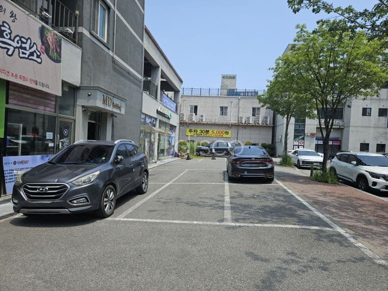 전시장 및 판매대리점 에 적합한 점포 ( 차량 통행 많으며 사거리 인접)  3