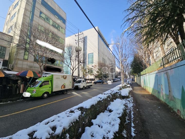 빛고을스포츠센터 주차장입구 맞은편 코너건물 3