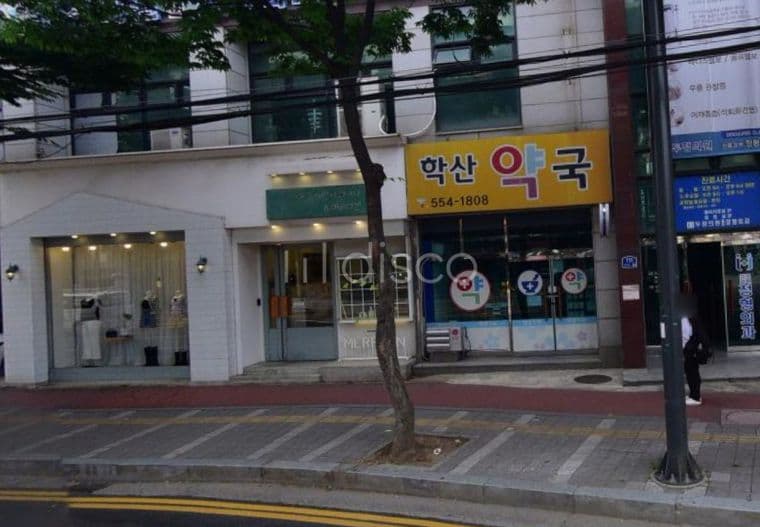 두정동 노동부 앞 4차선 대로변 상가임대, 먹자골목 근처, 의류, 엑세사리, 귀금속, 다양한 업종가능.