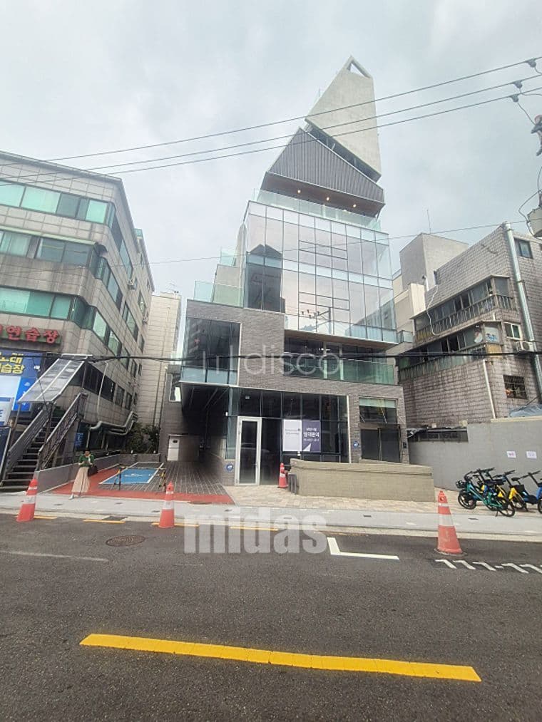 압구정역 인근, 세련된 외관의 신축 3