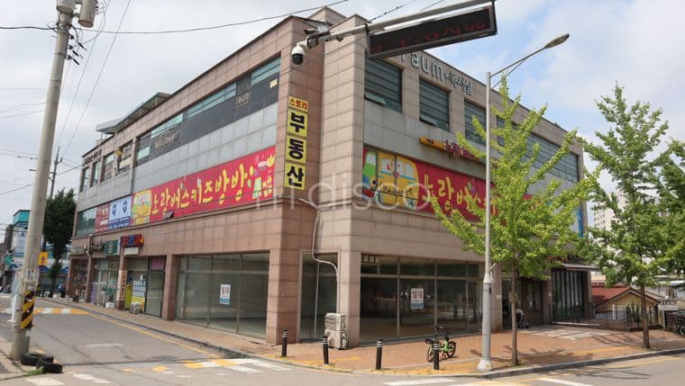 주택가 대형상가. 노출 양호. 대단지 아파트 정문 2