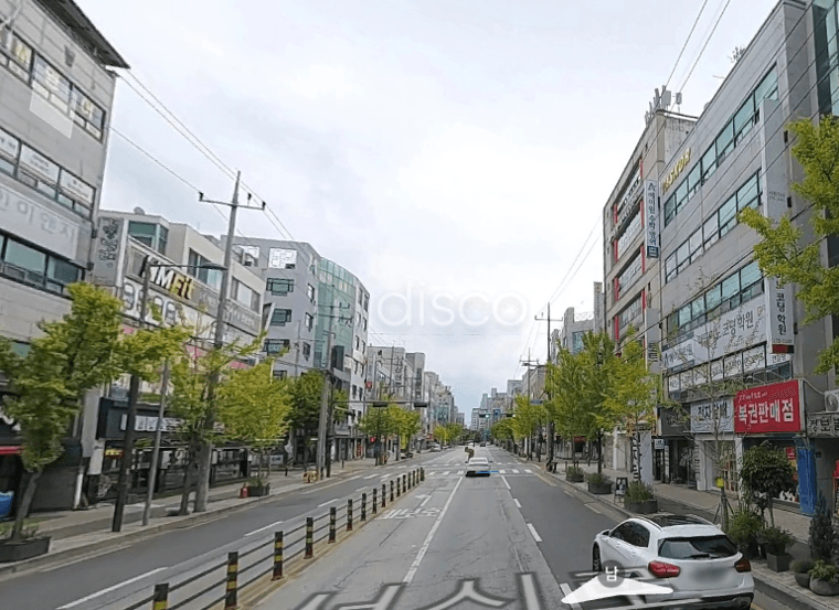 서신로 왕복4차선 대로변 위치함. 향후 감나무골 아파트 입주로 유동인구 풍부 기대됨