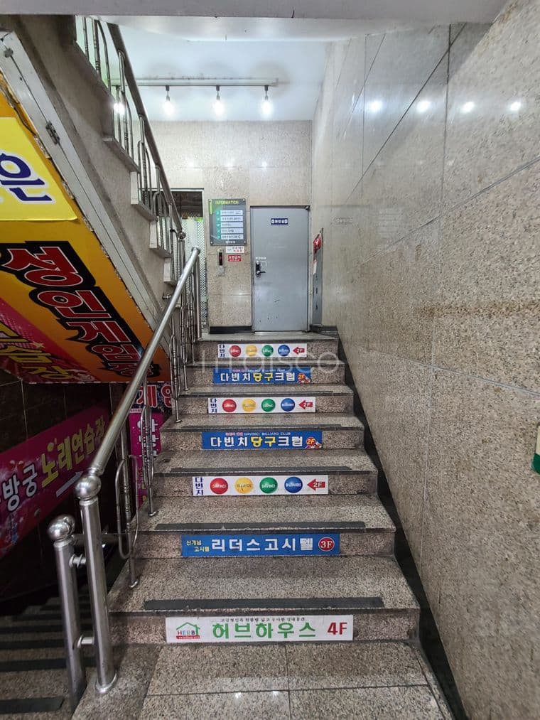 가산디지털단지역 인근 도로변에 위치 11