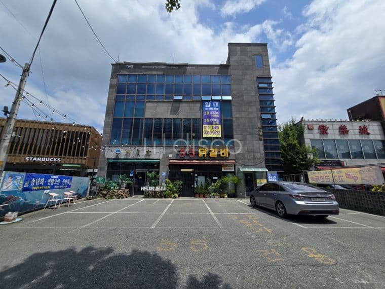  송천동2가 6차선 대로변 스타벅스 옆 상가 2층 전용 100평, 3층 80평 임대, 무상서비스 면적 각각 20평. 8