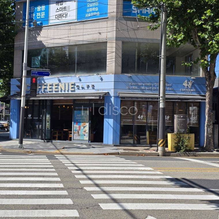 전주 서신동 상가 임대, 왕복 4차선 사거리 코너에 있는 1층 43평, 보5000 월300, 관,부가세 포함. 1