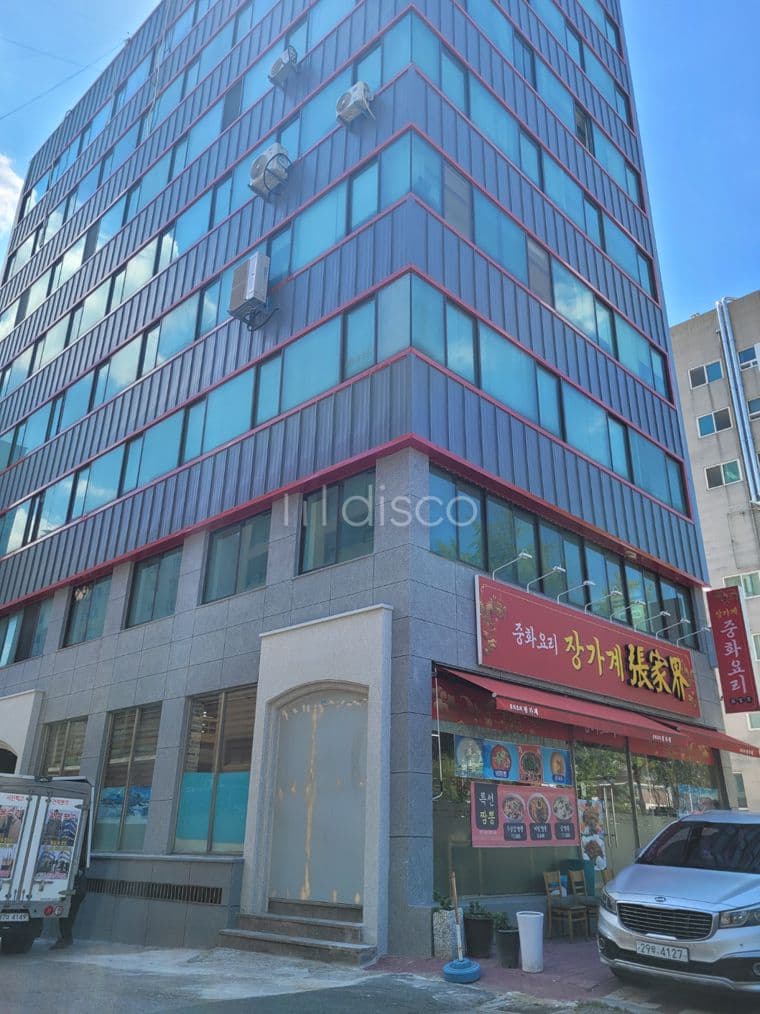 전주시청 근처로 유동인구 풍부 및 접근성이 양호함. 4