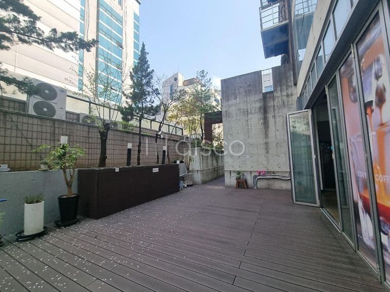 역삼역 역세권1층 코너 카페 자리 7
