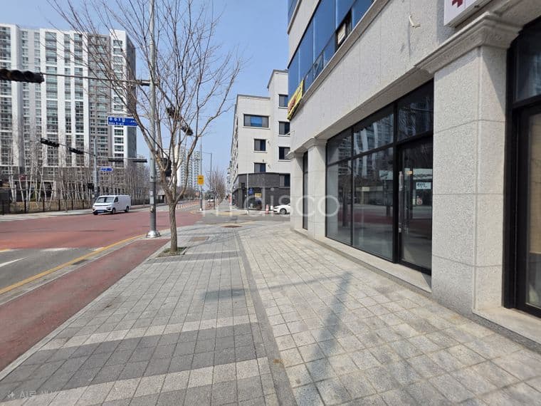 아파트단지앞 사거리 코너위치 즉시입주가능 3