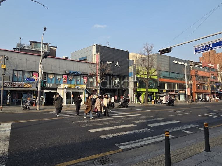 이태원역 6호선 1번 출구 도보 2분 거리에 위치  10