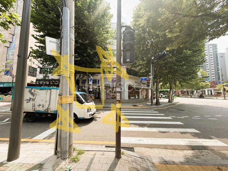 영등포구청역 사거리 코너 횡단보도 앞