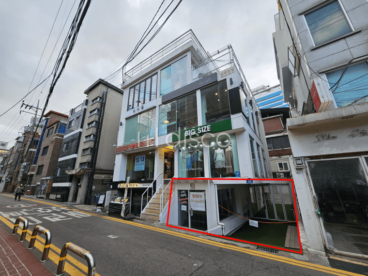 홍대입구역 2호선, 공항선, 경의중앙선 9번 출구 도보 3분거리 위치 2