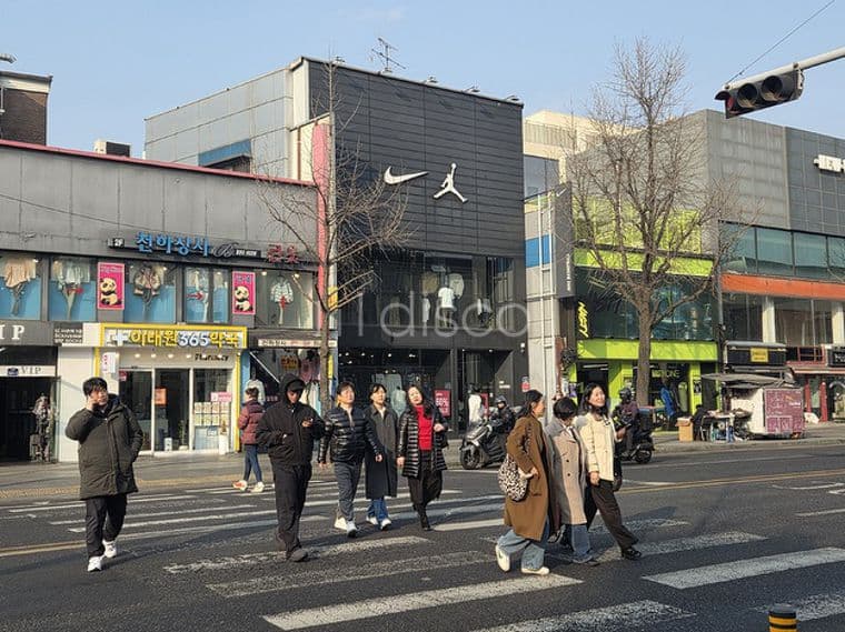 이태원역 6호선 1번 출구 도보 2분 거리에 위치  9