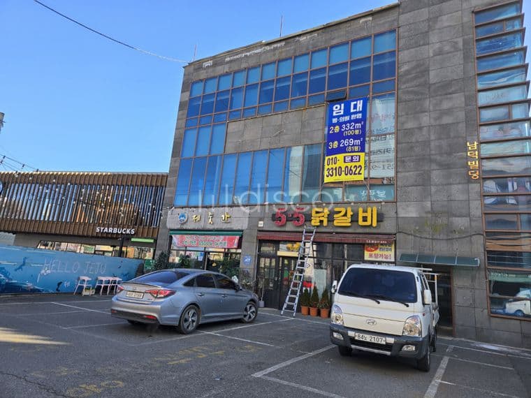 전주 송천동 2가 6차선 대로변 대형상가 2층 3층 임대, 좌측 스타벅스, 우측 대형 음식점, 뒤는 대단지 아파트 3