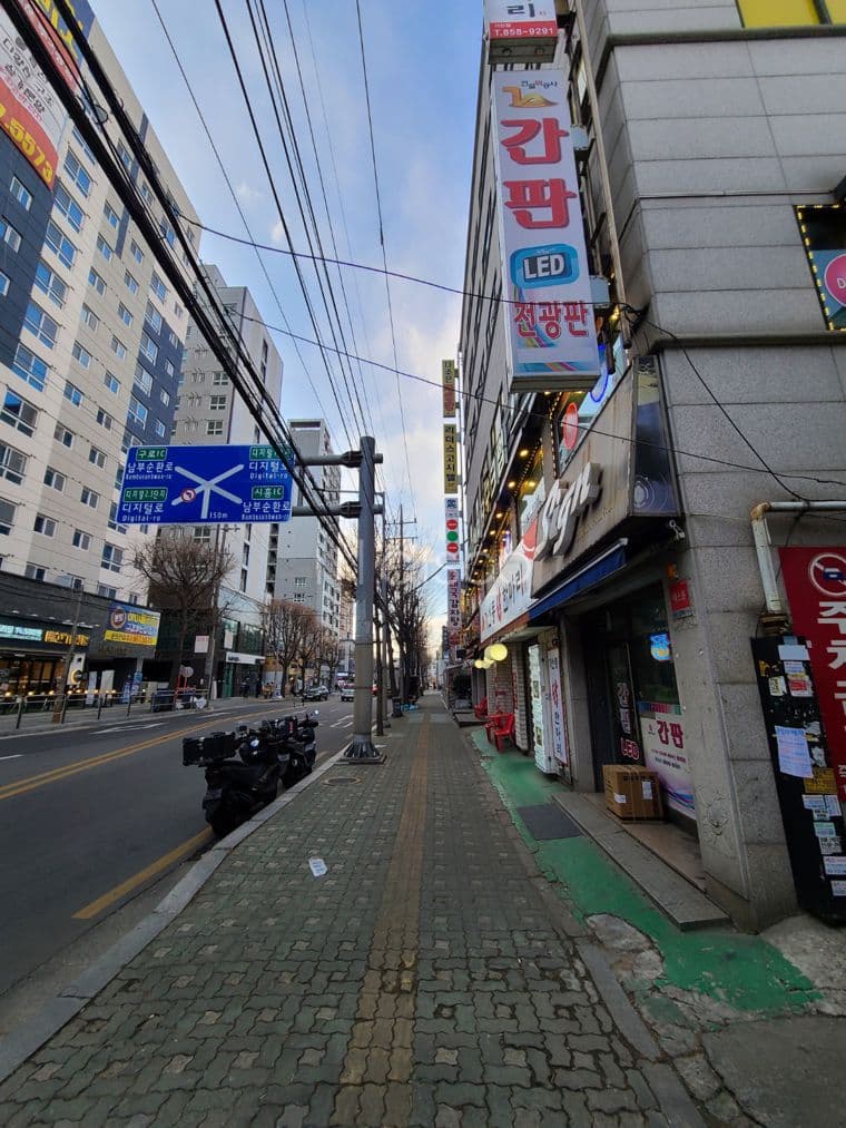 가산디지털단지역 인근 도로변에 위치 5