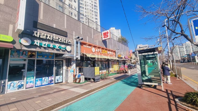 서희아파트 정류장앞에 위치하는 상가동으로 아파트단지 입주민상대 점포추천 5