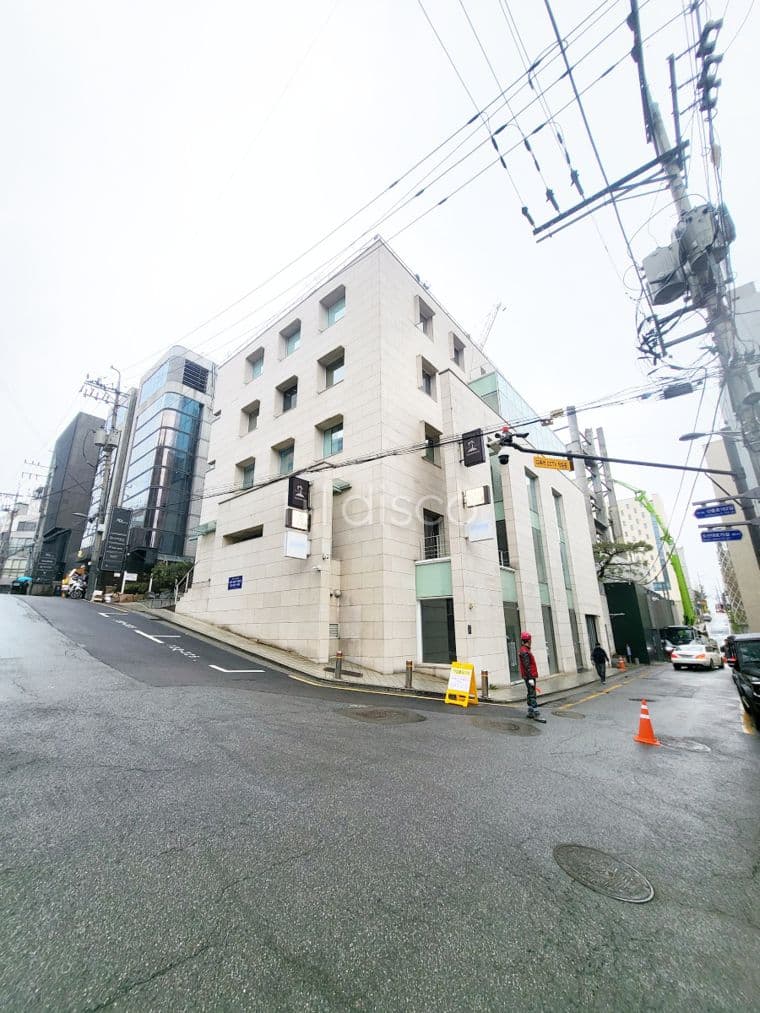 A┃청담 명품거리 이면┃무권리┃대형 상가┃테라스 1
