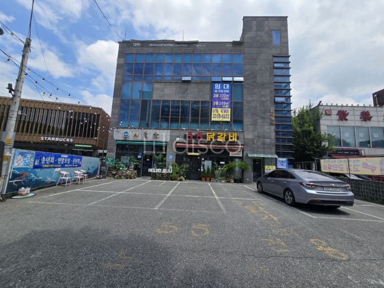  송천동2가 6차선 대로변 스타벅스 옆 상가 2층 전용 100평, 3층 80평 임대, 무상서비스 면적 각각 20평. 3