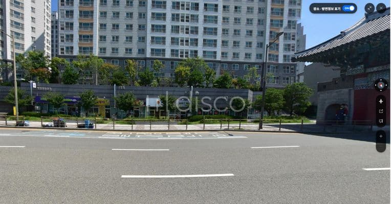 호남제일문과 월드컵경기장을 마주하고 있는상가/유명프렌차이즈 커피점이 있으면 좋을듯