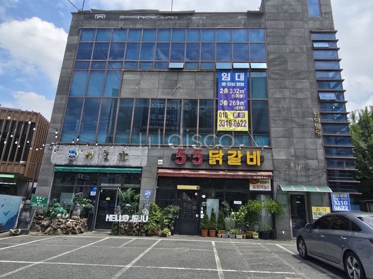  송천동2가 6차선 대로변 스타벅스 옆 상가 2층 전용 100평, 3층 80평 임대, 무상서비스 면적 각각 20평. 7