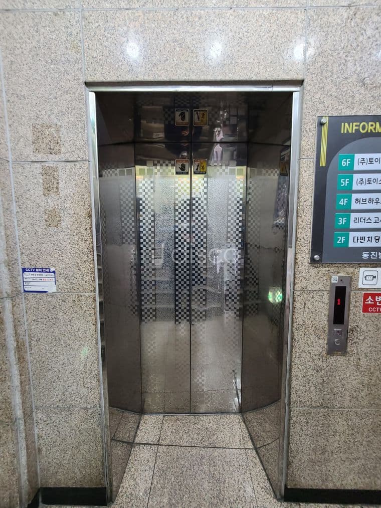 가산디지털단지역 인근 도로변에 위치 8