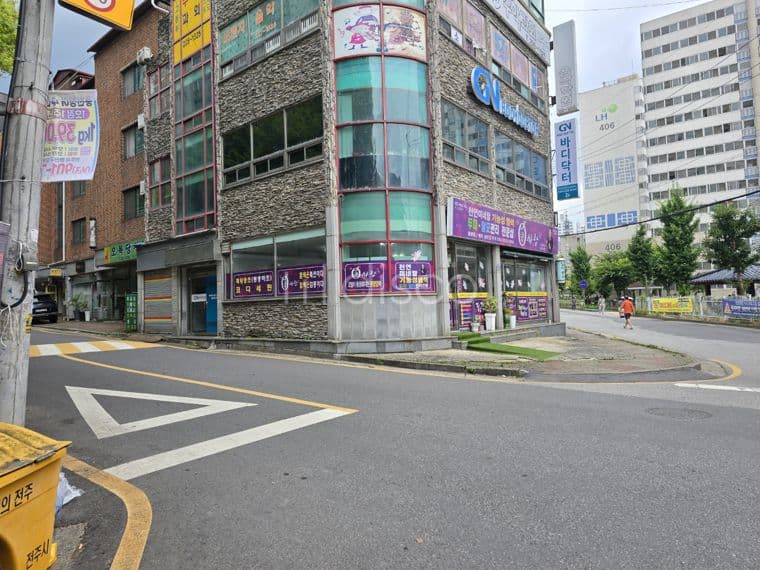 [전주 평화동 상가 임대] 15년 검증된 상권! 사거리 코너 미용실 자리 (권리금 無) 1