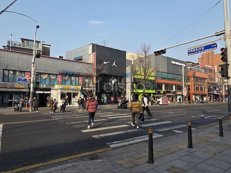 이태원역 6호선 1번 출구 도보 2분 거리에 위치  5