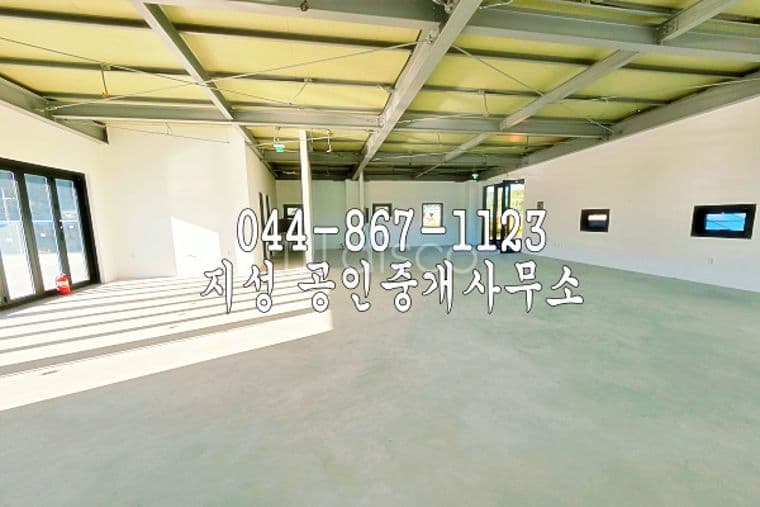 넓은 주차장 공간 과 테라스가 있는 2층 상가 1