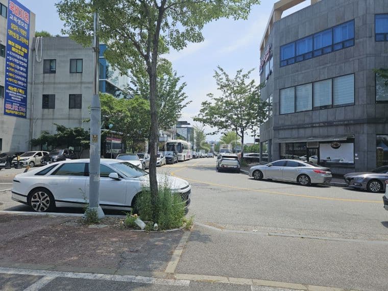 전시장 및 판매대리점 에 적합한 점포 ( 차량 통행 많으며 사거리 인접)  5