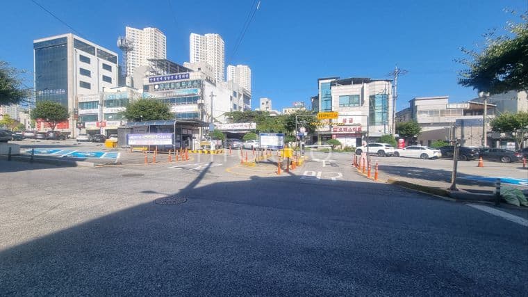 시청앞 공영주차장 입구 앞, 2면이 도로인 코너상가 , 눈에 잘뛰는 상가 3