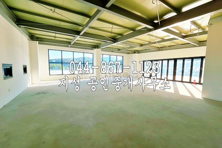 넓은 주차장 공간 과 테라스가 있는 2층 상가 2