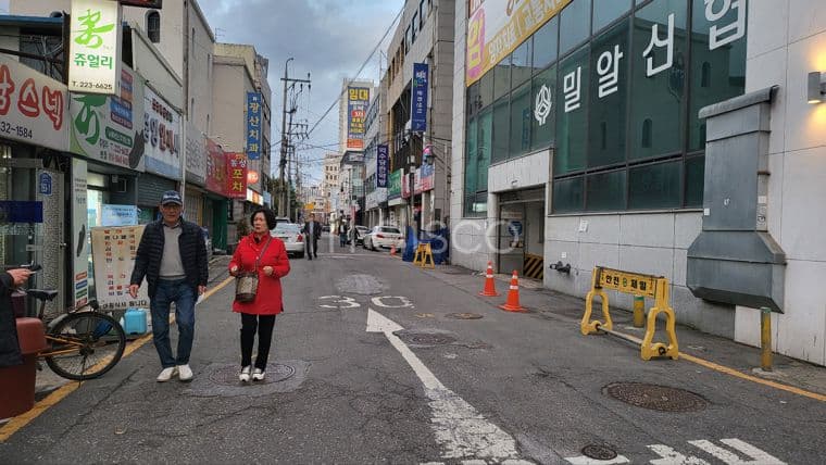 금남로4가전철역입구 1층 무권리  다용도 점포입니다 유동인구 엄청 많습니다 1