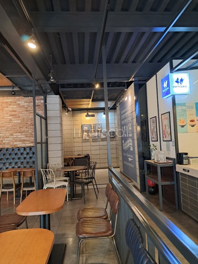 전주 서신동 상가 임대, 왕복 4차선 사거리 코너에 있는 1층 43평, 보5000 월300, 관,부가세 포함. 2