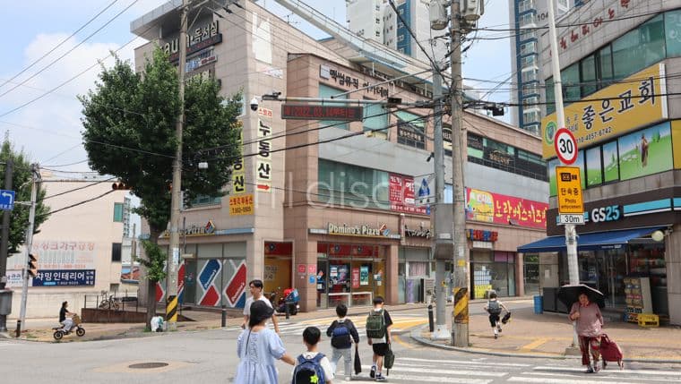 주택가 대형상가. 노출 양호. 대단지 아파트 정문 1