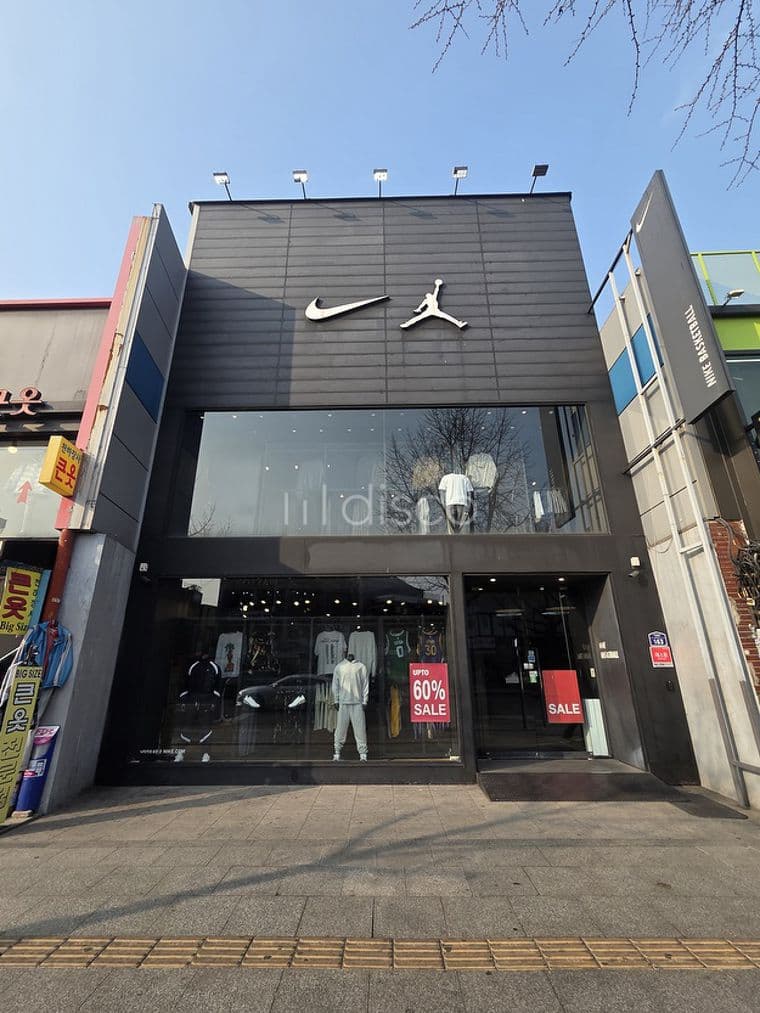 이태원역 6호선 1번 출구 도보 2분 거리에 위치  2
