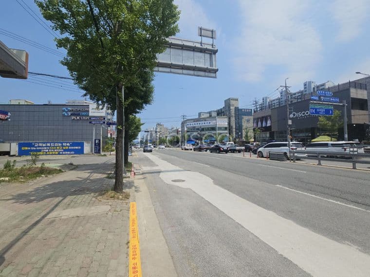 전시장 및 판매대리점 에 적합한 점포 ( 차량 통행 많으며 사거리 인접)  10