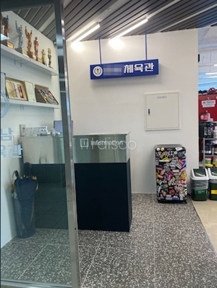 대로변 코너상가 2층 전용51p. 현재 체육관으로 성업중. 2