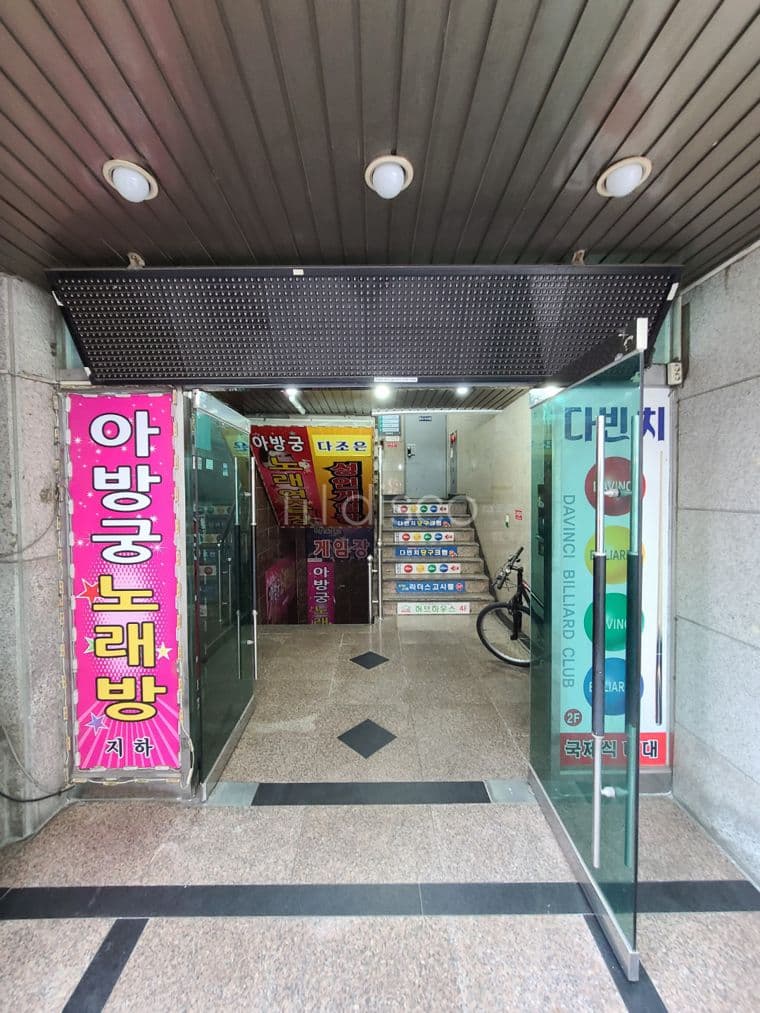 가산디지털단지역 인근 도로변에 위치 9