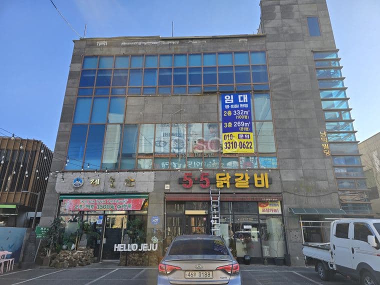 전주 송천동 2가 6차선 대로변 대형상가 2층 3층 임대, 좌측 스타벅스, 우측 대형 음식점, 뒤는 대단지 아파트 2