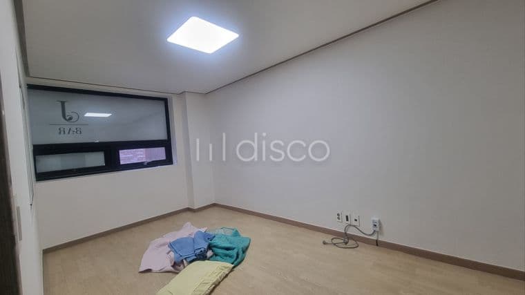 깨끗하고 세련미 있는 건물내 넓은2층상가,방1,내부화장실1,외부화장실1 2