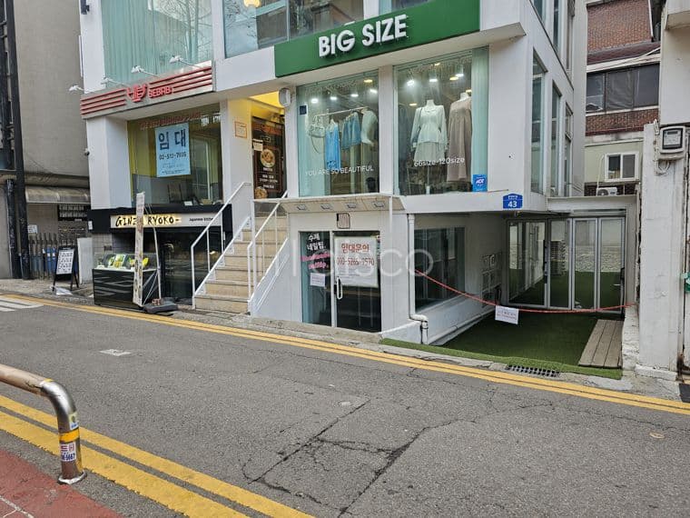 홍대입구역 2호선, 공항선, 경의중앙선 9번 출구 도보 3분거리 위치 3