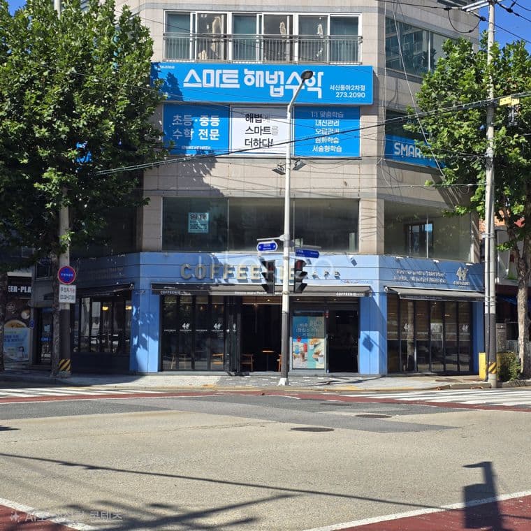 전주 서신동 상가 임대, 왕복 4차선 사거리 코너에 있는 1층 43평, 보5000 월300, 관,부가세 포함. 7