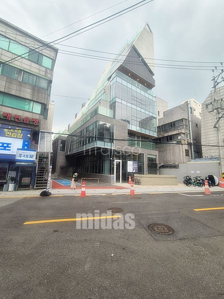 압구정역 인근, 세련된 외관의 신축 1