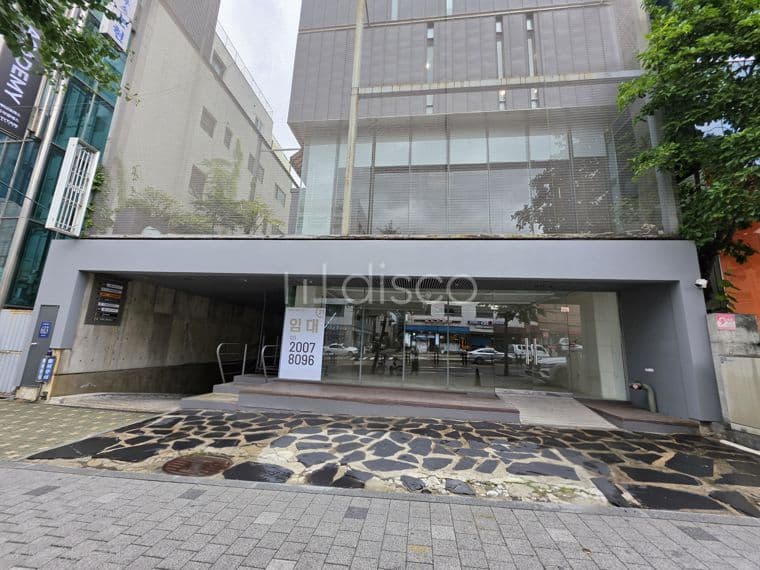 선정릉역 도보3분 / 도로변, 전면 노출성 좋은 상가 / 주차편리